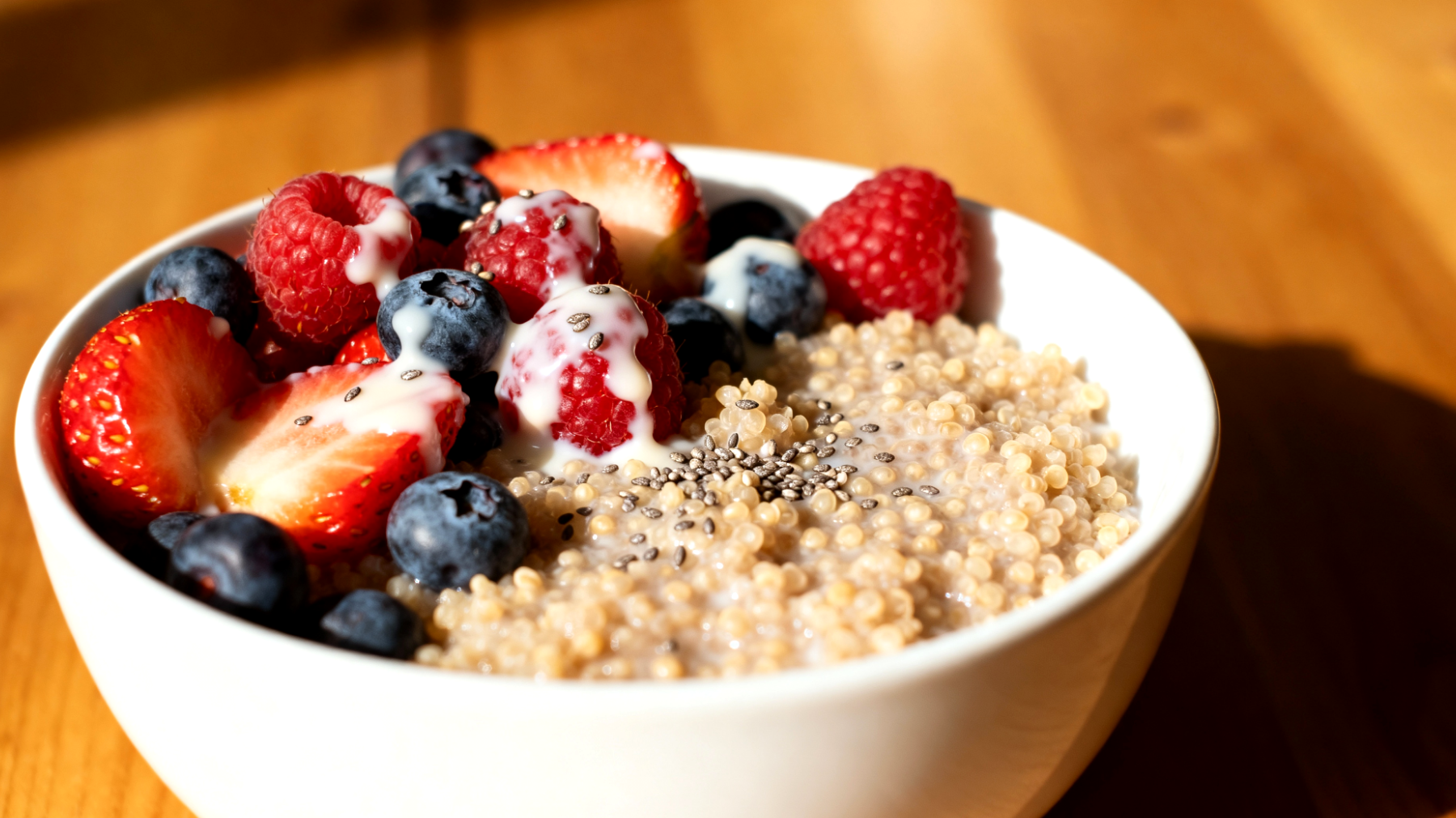 Amaranth-Beeren-Bowl mit Kokosmilch und Chiasamen"