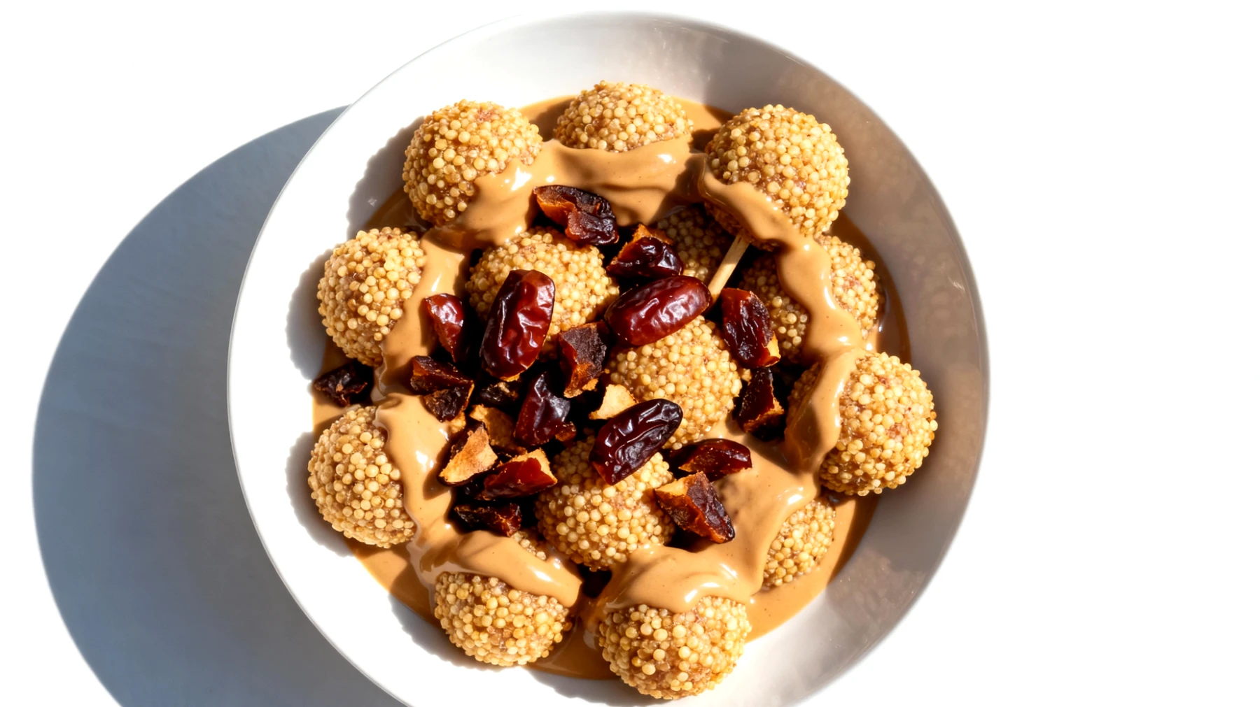 Amaranth-Pops mit Mandelmus und Datteln"