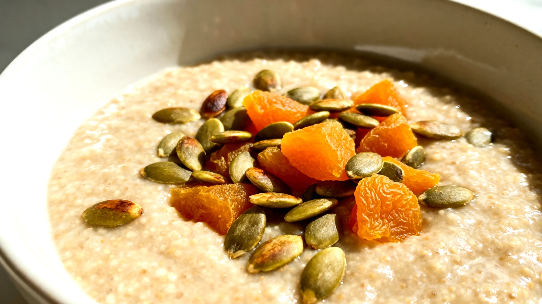 Amaranth-Porridge mit Kürbiskernen und Aprikosen"