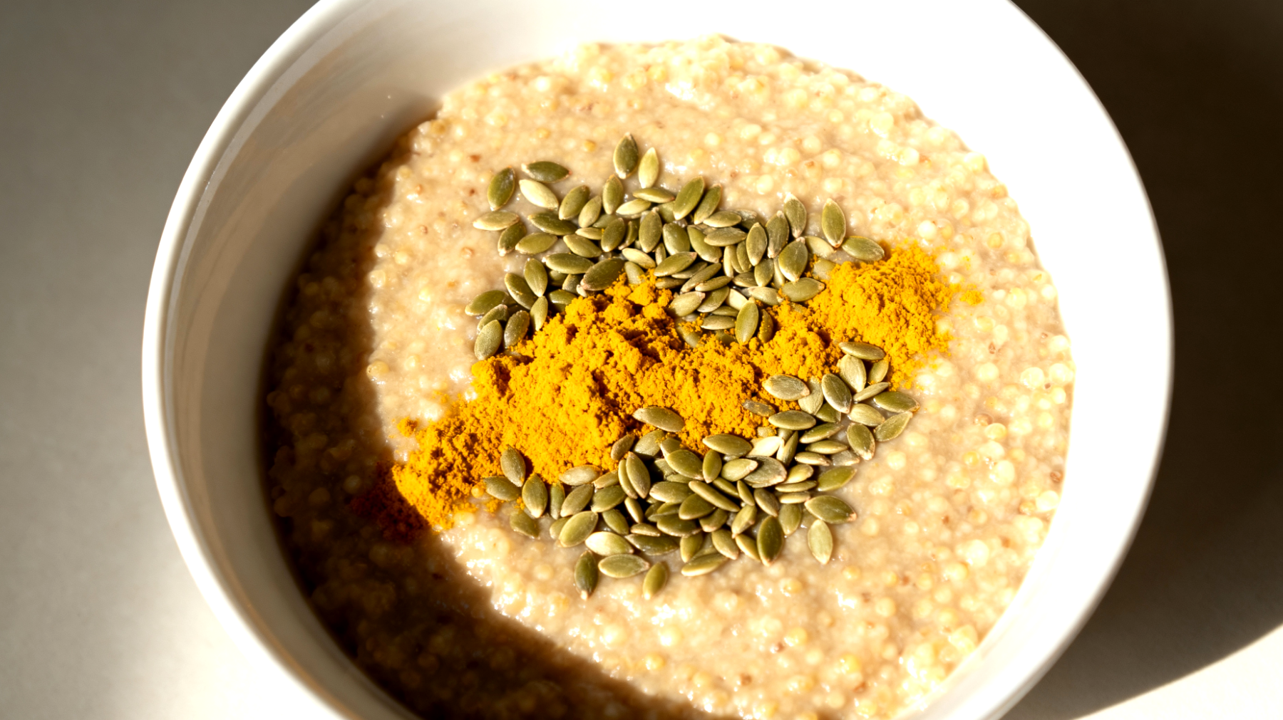 Amaranth-Quinoa-Porridge mit Hanfsamen und Kurkuma"