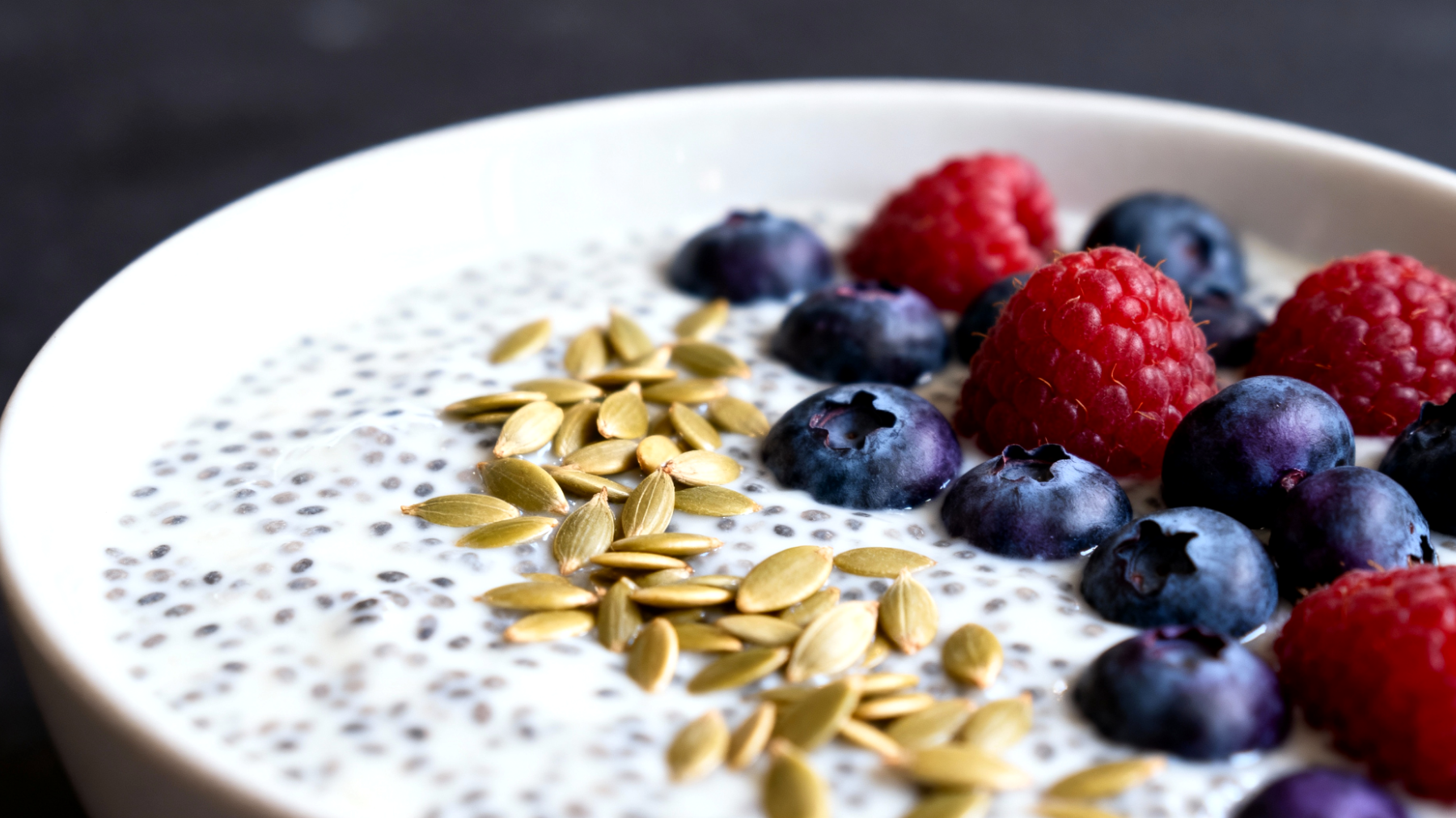 Chia-Pudding mit Hanfsamen und Beeren"