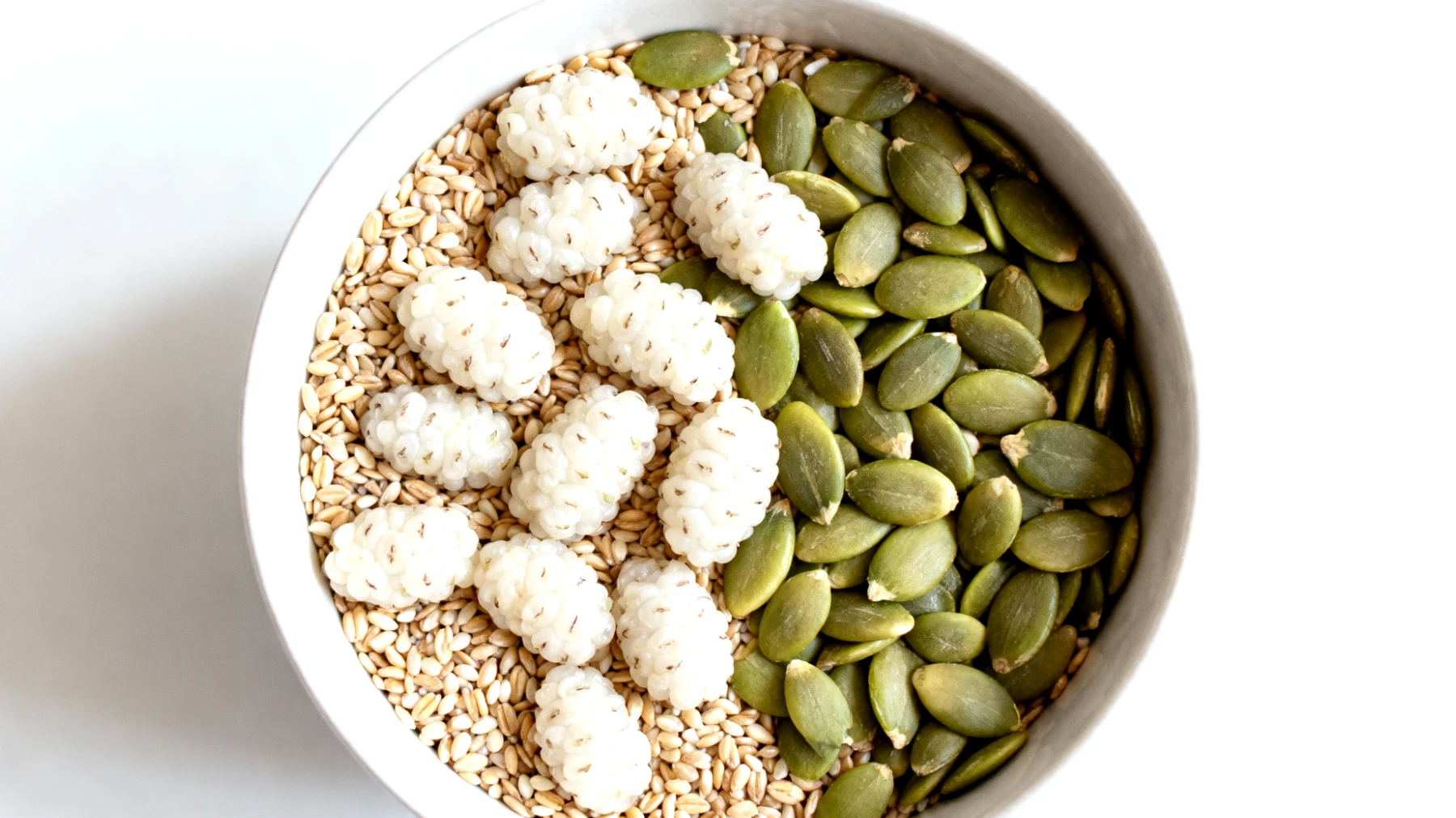 Hanfsamen mit getrockneten Maulbeeren und Kürbiskernen"