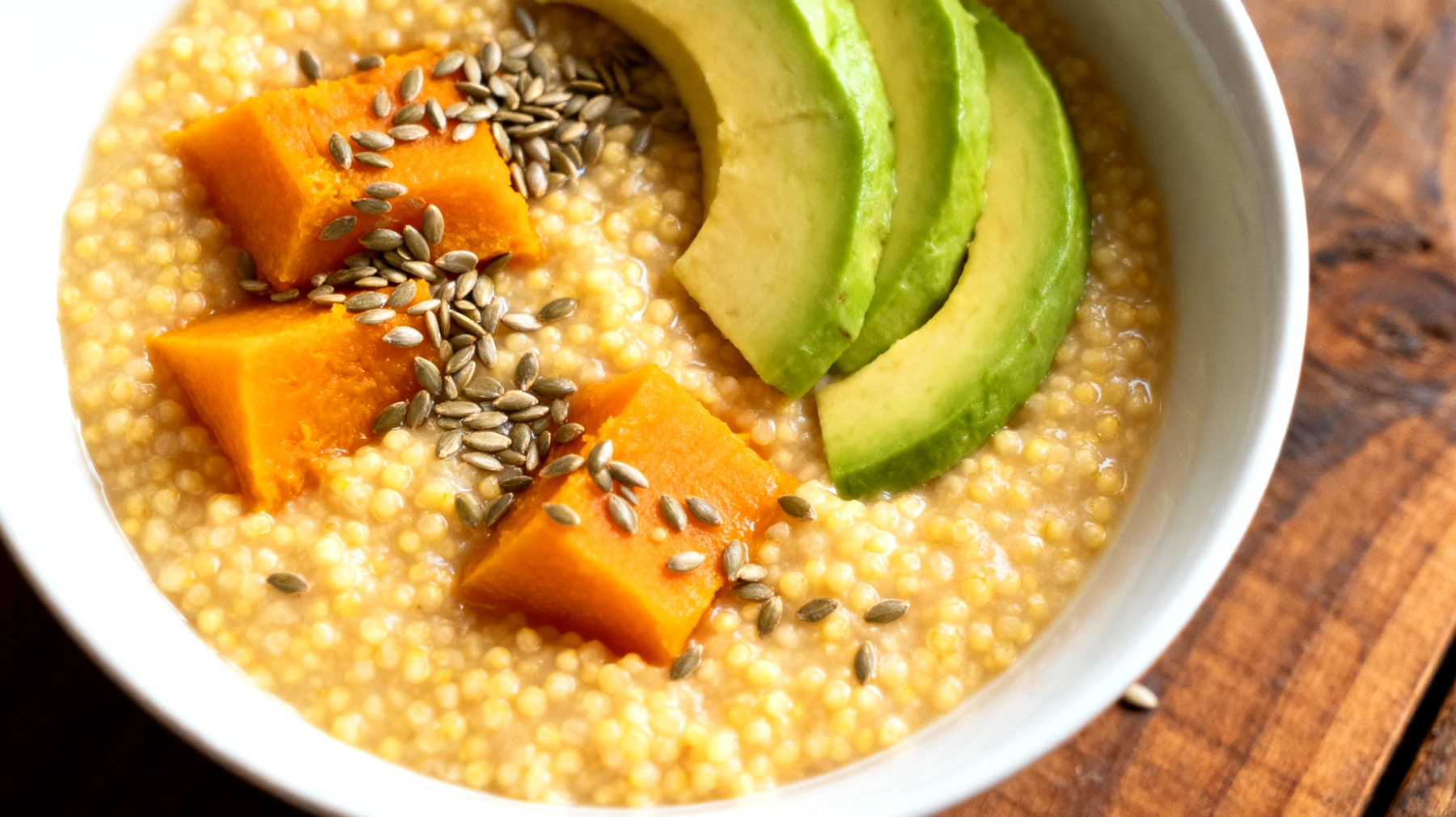 Hirse-Kürbis-Brei mit Hanfsamen und Avocado"