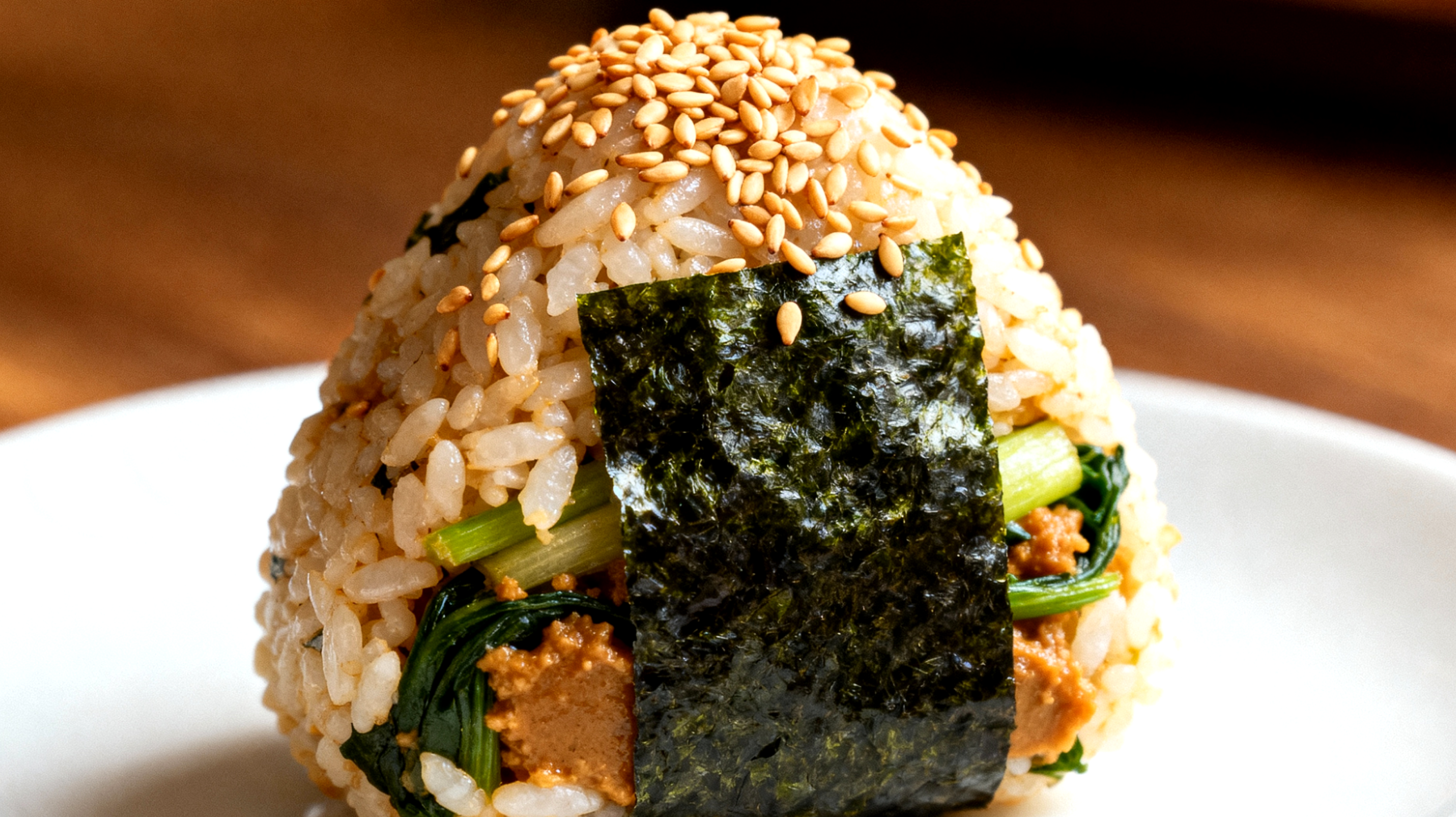 Miso-Gemüse-Onigiri mit Nori und Sesam"