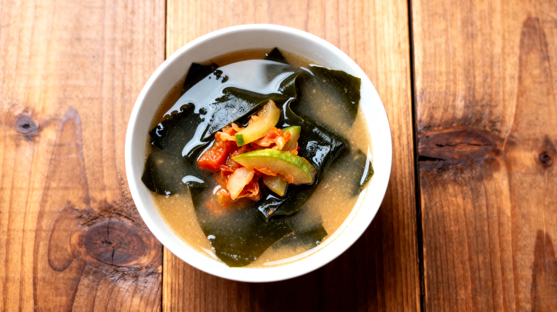 Miso-Suppe mit Algen (Wakame) und fermentiertem Gemüse"