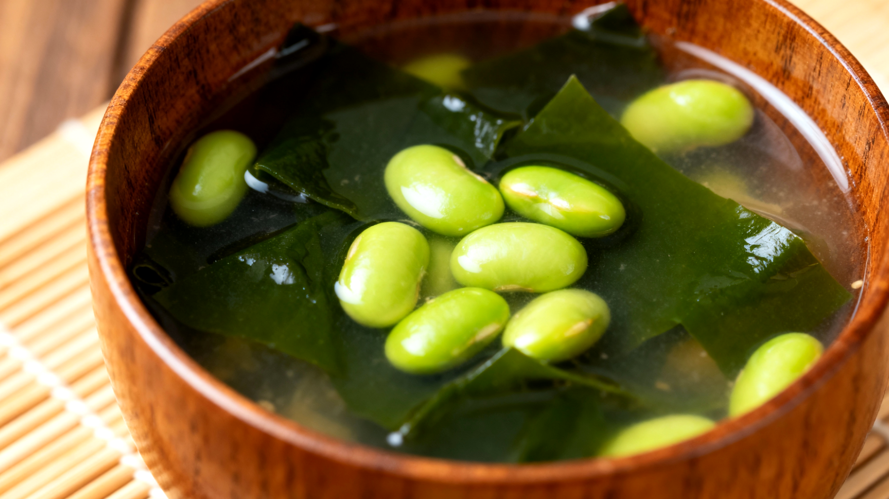 Miso-Suppe mit Wakame-Algen und Edamame"