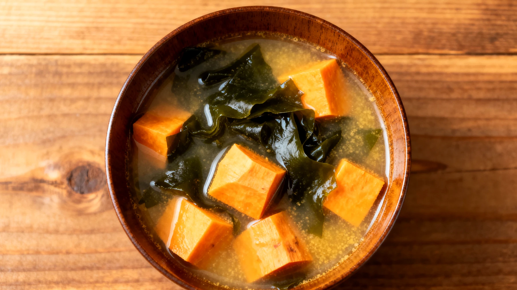Miso-Suppe mit Wakame-Algen und Süßkartoffel"