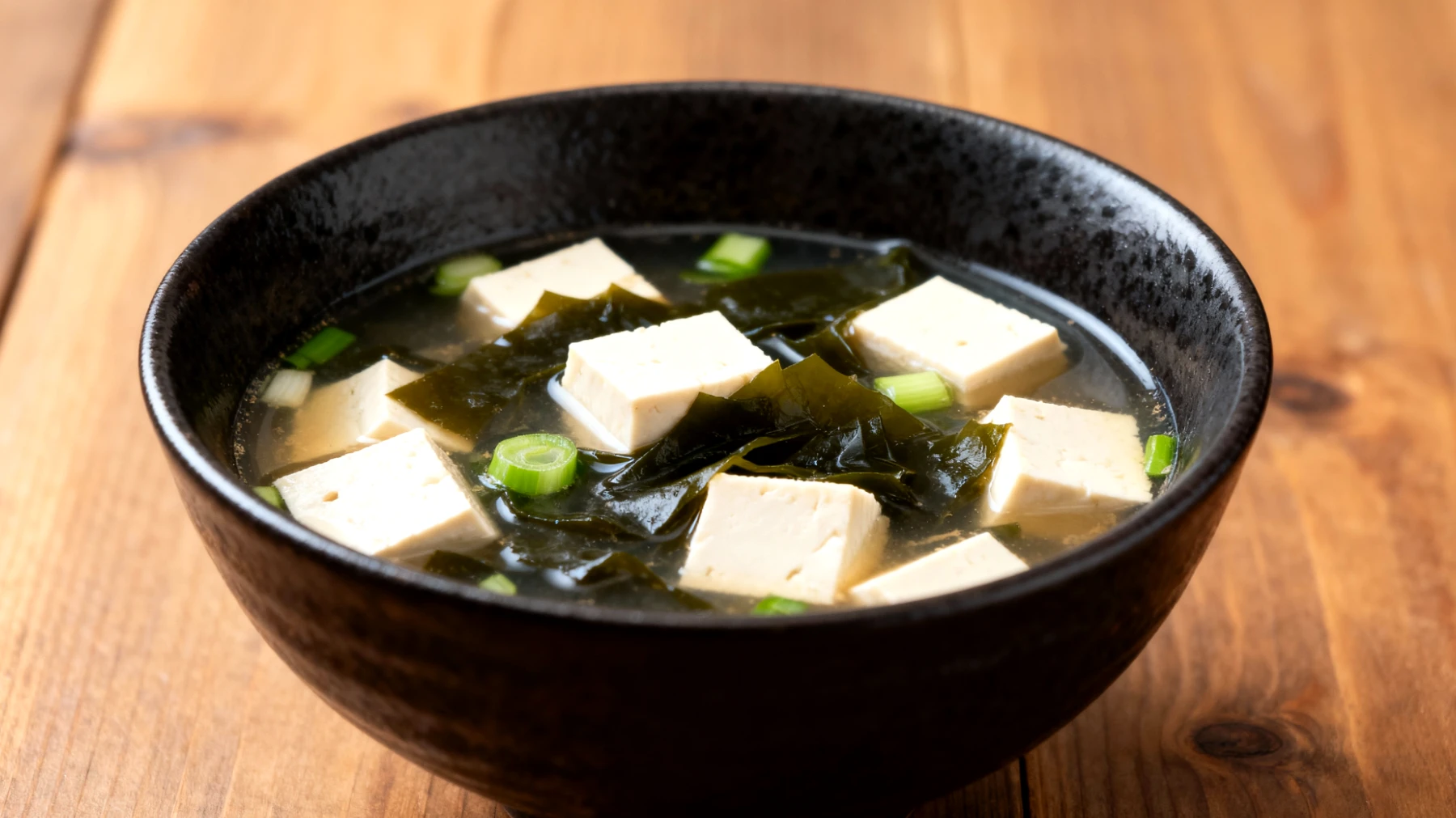 Miso-Suppe mit Wakame-Algen und Seidentofu"