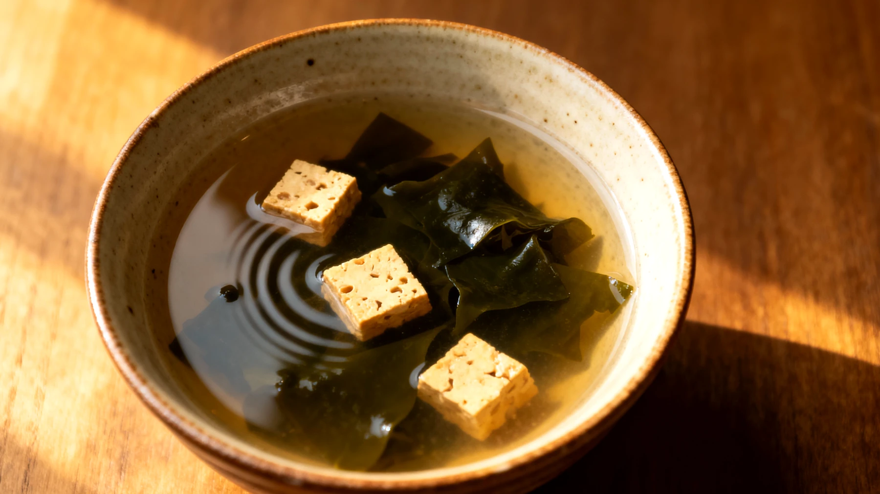 Miso-Suppe mit Wakame-Algen und Tempeh"