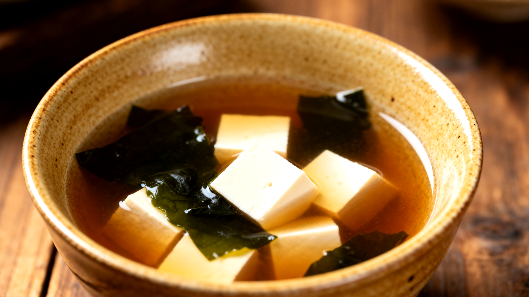 Miso-Suppe mit Wakame-Algen und Tofu"