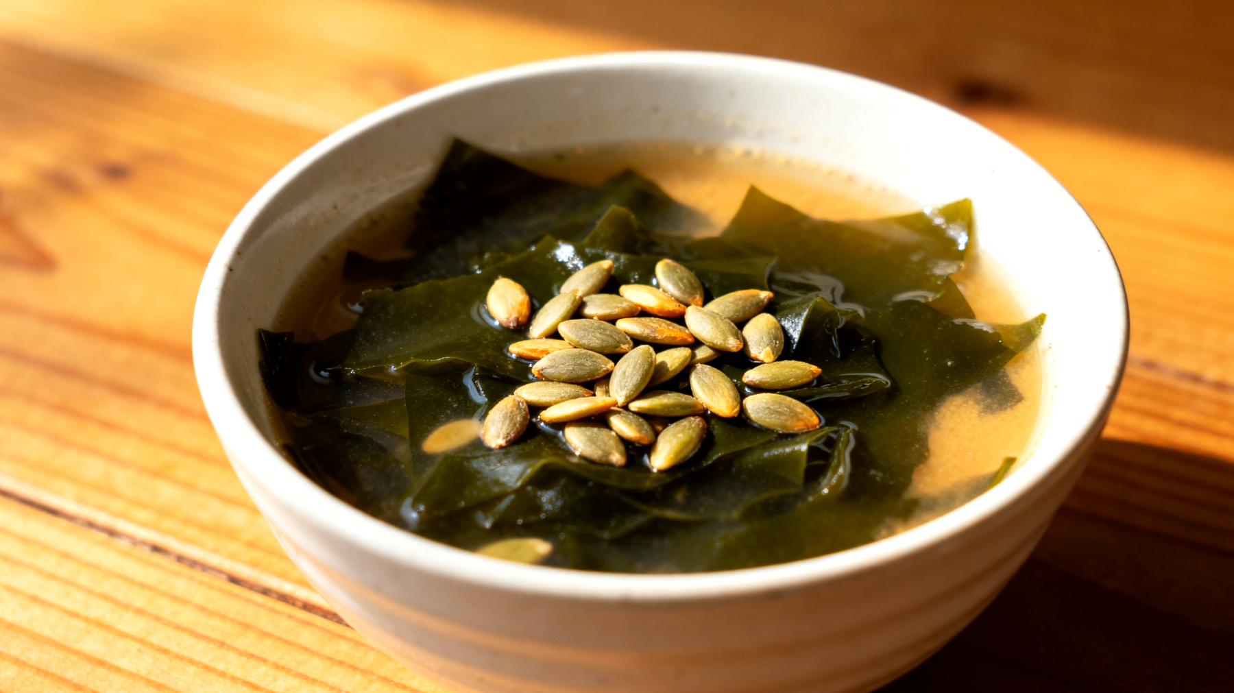 Miso-Suppe mit Wakame-Algen und gerösteten Kürbiskernen"