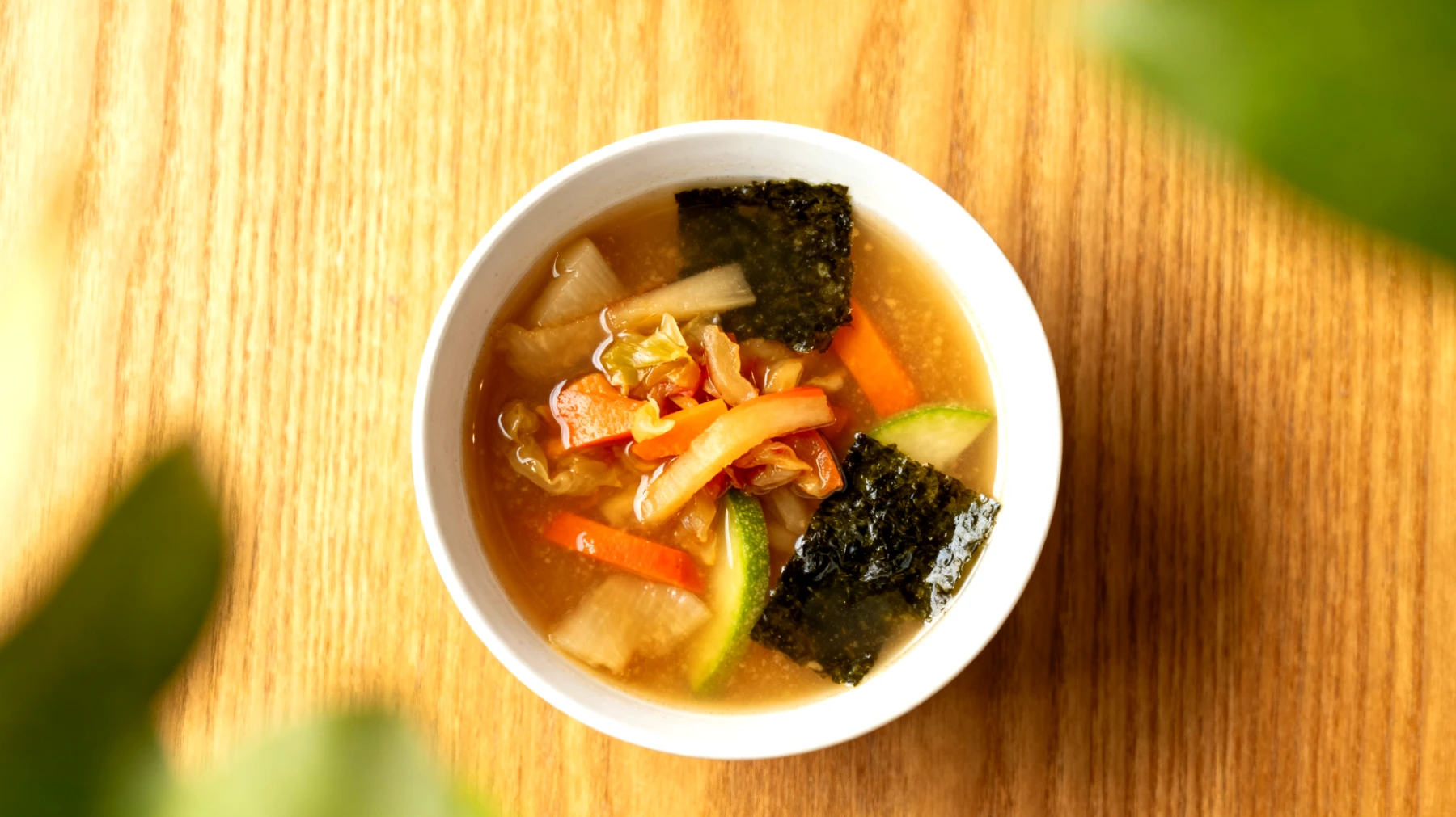 Miso-Suppe mit fermentiertem Gemüse und Algen"