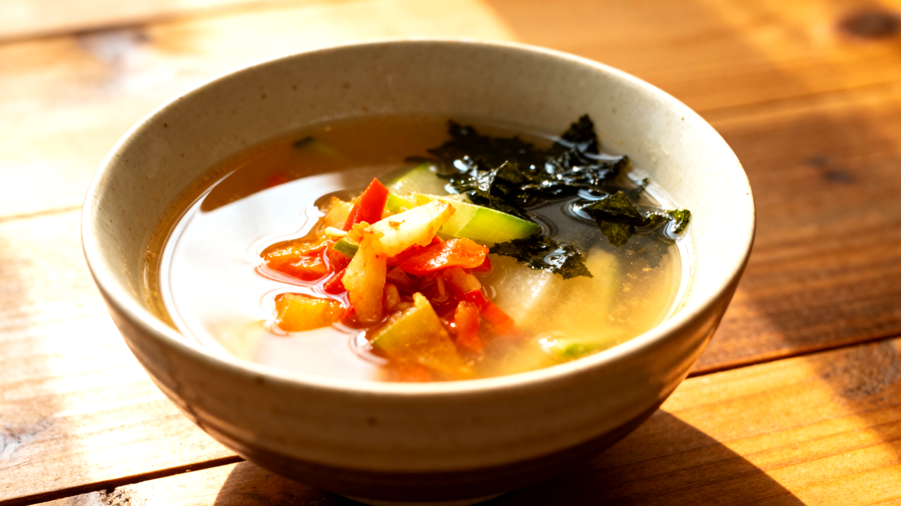 Miso-Suppe mit fermentiertem Gemüse und Seetang"