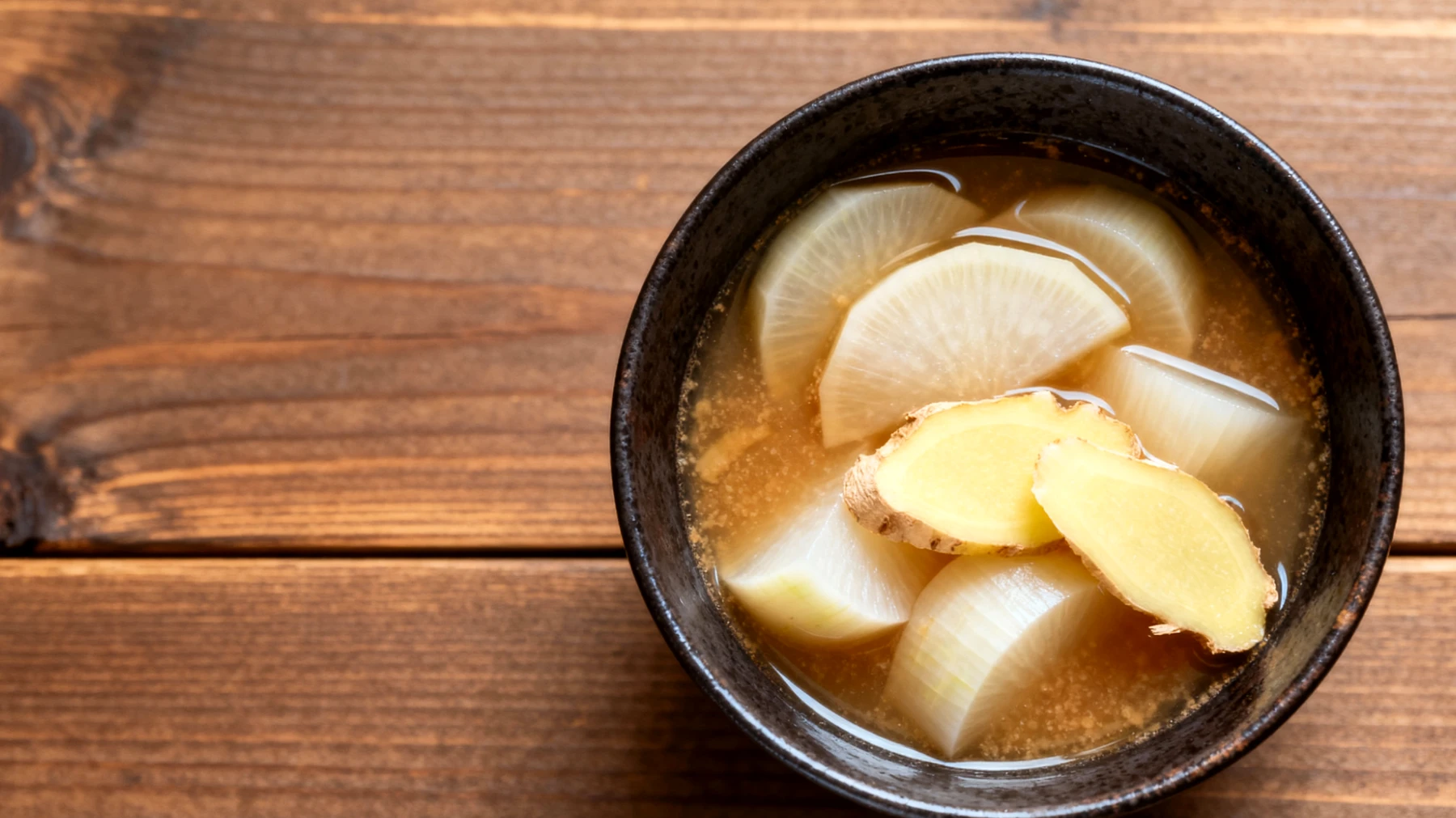 Miso-Suppe mit fermentierten Rüben und Ingwer"