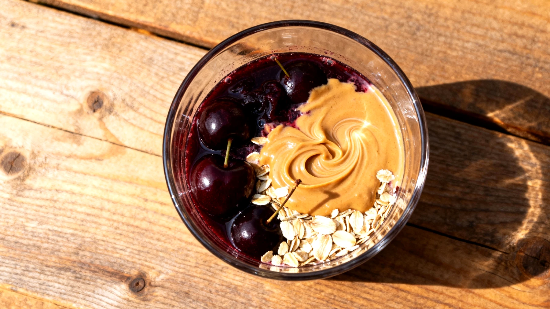 Sauerkirschsaft mit Mandelmus und Haferflocken"